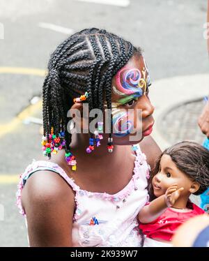 NEW YORK, USA - 11. JULI 2011: Neyw Yorker feiern den Bastille-Tag in der Straße 60. mit Attraktionen für Kinder, Gesichtsbemalung und Colorfu Stockfoto