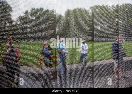 WASH DC -JULI 14: Namen von Vietnam-Kriegsopfer am Vietnam war Veterans Memorial am 14,2010. Juli in Washington DC, USA. Namen in chronologischer Reihenfolge Stockfoto