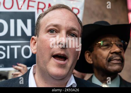 New York, Usa. 25. Oktober 2022. Der Kongressabgeordnete Lee Zeldin, Kandidat der Republikanischen Partei für den Gouverneur bei den Parlamentswahlen, spricht vor der U-Bahn-Fahrt zu Debatten mit der Amtsinhaberin Kathy Hochul. (Foto von Lev Radin/Pacific Press) Quelle: Pacific Press Media Production Corp./Alamy Live News Stockfoto