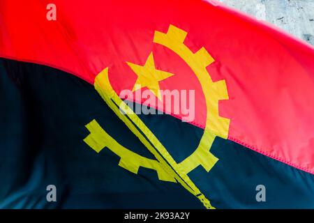 Angola Flagge im Freien in Rio de Janeiro Brasilien. Stockfoto