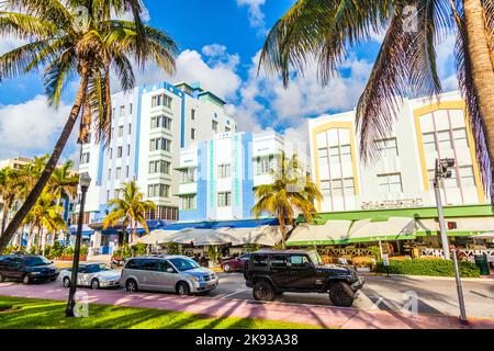 MIAMI BEACH, USA - 31. JULI: Mittagsansicht auf dem Ocean Drive am 31,2010. Juli in Miami Beach, USA. Die Art déco-Architektur in South Beach gehört zu den wichtigsten Stockfoto
