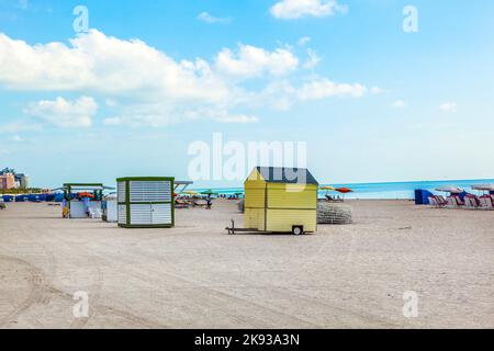 MIAMI, USA - 31. JULI 2010: Trailer am Morgen am weißen, wunderschönen SOBE Beach in Miami, USA. South Beach ist der berühmteste Strand in den USA. Stockfoto