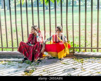 DELHI, INDIEN - 9. NOVEMBER 2011: Frauen sitzen am Boden im Red Fort-Komplex in Delhi, Indien. Red Fort ist ein 17. Jahrhundert Fort-Komplex wurde Desig Stockfoto