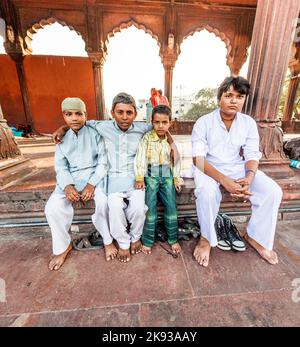 DELHI, INDIEN - 8. NOVEMBER 2011: Eine Gruppe von Gläubigen ruht auf dem Hof der Jama Masjid Moschee in Delhi, Indien. Jama Masjid ist die wichtigste Moschee Stockfoto