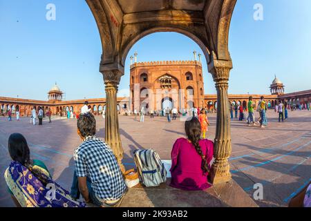 DELHI, INDIEN - 8. NOVEMBER 2011: Eine Gruppe von Gläubigen ruht auf dem Hof der Jama Masjid Moschee in Delhi, Indien. Jama Masjid ist die wichtigste Moschee Stockfoto