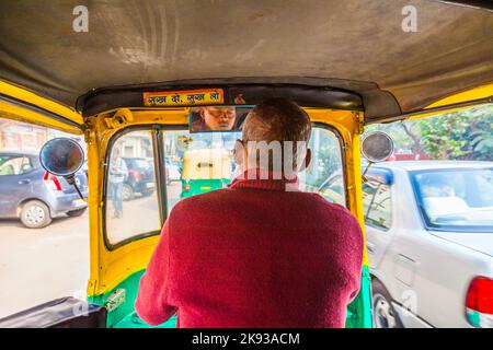 DELHI, INDIEN - 11. NOV 2011: Auto-Rikscha-Taxifahrer in Delhi, Indien. Diese legendären Taxis wurden kürzlich mit CNG-Motoren in einem ef ausgestattet Stockfoto