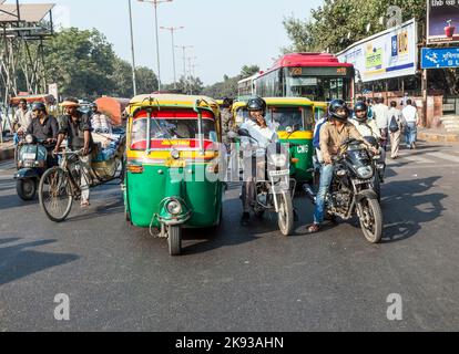 DELHI, INDIEN - 11. NOV 2011: Transport von Menschen durch die Stadt auf Auto-Rikscha in Delhi, Indien. Die klassische Auto-Rikscha ist das einzigartige Fahrzeug von l Stockfoto