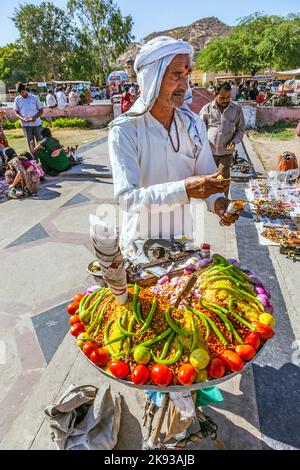 JAIPUR, INDIEN - 12. NOVEMBER 2011: Nicht identifizierter Straßenverkäufer, der Bananen und andere Früchte an einem touristischen Ort in Jaipur, Indien verkauft. Die Preise sind Su Stockfoto