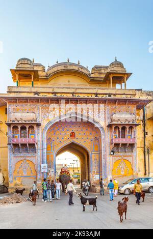 JAIPUR, INDIEN - 12. NOVEMBER 2011 : Menschen und Tiere am Eingangstor des Stadtpalastes in Jaipur, Indien. Der Stadtpalast wurde in den Jahren 1729 - 1 erbaut Stockfoto