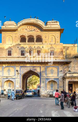 JAIPUR, INDIEN - 12. NOVEMBER 2011 : Menschen am Eingangstor des Stadtpalastes in Jaipur, Indien. Der Stadtpalast wurde in den Jahren 1729 - 1732 n. Chr. von Sa Stockfoto