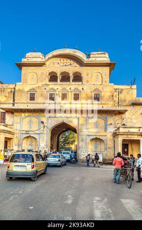 JAIPUR, INDIEN - 12. NOVEMBER 2011 : Menschen am Eingangstor des Stadtpalastes in Jaipur, Indien. Der Stadtpalast wurde in den Jahren 1729 - 1732 n. Chr. von Sa Stockfoto