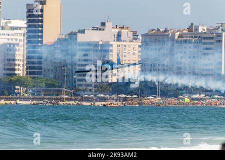 Sky Squadron tritt an der Küste von Rio de Janeiro, Brasilien, auf - 07. September 2022: Sky Squadron tritt am Tag der Unabhängigkeit am Strand von der Küste auf Stockfoto