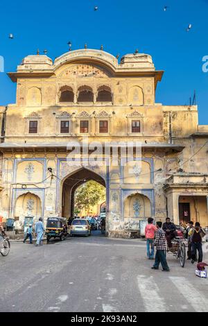 JAIPUR, INDIEN - 12. NOVEMBER 2011 : Menschen am Eingangstor des Stadtpalastes in Jaipur, Indien. Der Stadtpalast wurde in den Jahren 1729 - 1732 n. Chr. von Sa Stockfoto