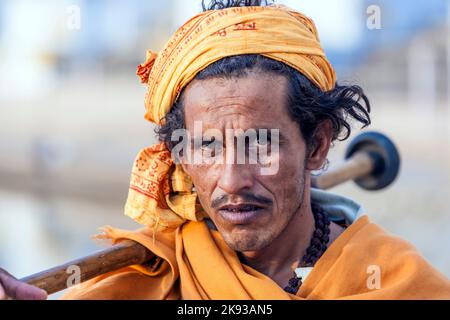 PUSHKAR, INDIEN - 20. OKTOBER 2012: Ein Stammesmann aus Rajasthani, der traditionellen bunten Turban trägt, besucht die jährliche Pushkar-Rindermesse in Pushkar, Raja Stockfoto