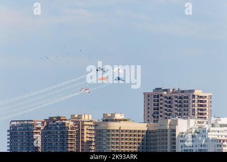 Sky Squadron tritt an der Küste von Rio de Janeiro, Brasilien, auf - 07. September 2022: Sky Squadron tritt am Tag der Unabhängigkeit am Strand von der Küste auf Stockfoto