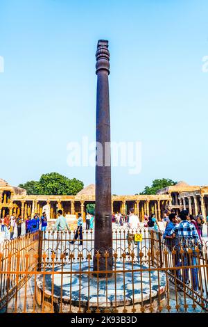 DELHI, INDIEN - 27. MÄRZ 2012: Nicht identifizierte Touristen gehen durch den Qutub Minar Komplex in Delhi, Indien. Qutub Minar ist der höchste Minar in Indien, Origi Stockfoto