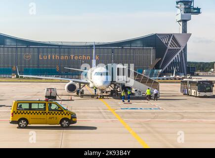 FRANKFURT, DEUTSCHLAND - 20. Juni 2013: Lufthansa-Flugzeuge vor der Wartehalle in Frankfurt Deutschland. Die neue Start- und Landebahn wurde im APR 2012 eröffnet und verursacht Stockfoto