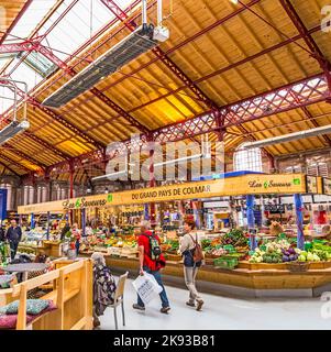 COLMAR, FRANKREICH - 3. JULI 2013: In der alten Markthalle in Colmar, Frankreich, wird einkaufen. Das 1865 entworfene Gebäude kehrt zu seinem ursprünglichen Zweck zurück Stockfoto