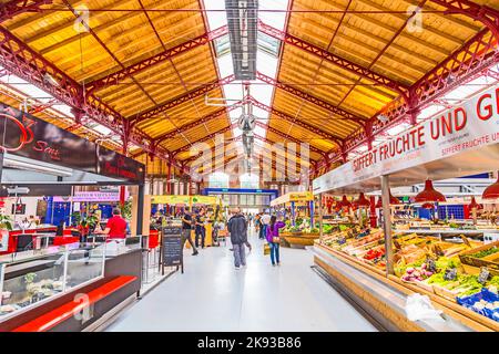 COLMAR, FRANKREICH - 3. JULI 2013: In der alten Markthalle in Colmar, Frankreich, wird einkaufen. Das 1865 entworfene Gebäude kehrt zu seinem ursprünglichen Zweck zurück Stockfoto