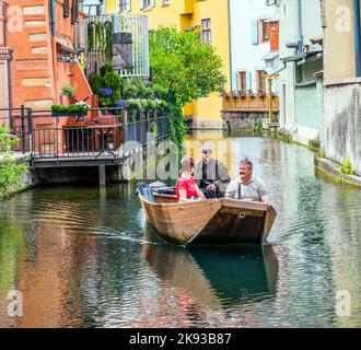 COLMAR, FRANKREICH - 3. JULI 2013: Besucher besuchen die Stadt Colmar, Frankreich. Colmar hat Tausende von kleinen Kanälen und daher wird es als kleines Venedig bezeichnen. Stockfoto