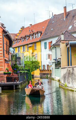 COLMAR, FRANKREICH - 3. JULI 2013: Besucher besuchen die Stadt Colmar, Frankreich. Colmar hat Tausende von kleinen Kanälen und daher wird es als kleines Venedig bezeichnen. Stockfoto