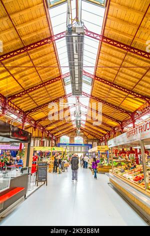 COLMAR, FRANKREICH - 3. JULI 2013: In der alten Markthalle in Colmar, Frankreich, wird einkaufen. Das 1865 entworfene Gebäude kehrt zu seinem ursprünglichen Zweck zurück Stockfoto