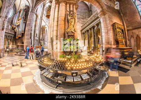 FREIBURG, DEUTSCHLAND - 4. JULI 2013: Menschen besuchen das Münster in Freiburg, Deutschland. Der letzte Herzog von Zaehringen hatte um 1200 mit dem Bau begonnen Stockfoto