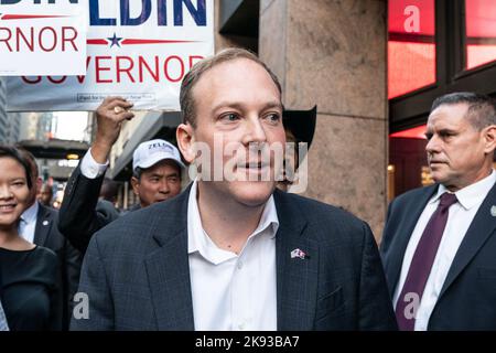 New York, New York, USA. 25. Oktober 2022. Der Kongressabgeordnete Lee Zeldin, Kandidat der Republikanischen Partei für den Gouverneur bei den Parlamentswahlen, spricht vor der U-Bahn-Fahrt zu Debatten mit der Amtsinhaberin Kathy Hochul. (Bild: © Lev Radin/Pacific Press via ZUMA Press Wire) Stockfoto