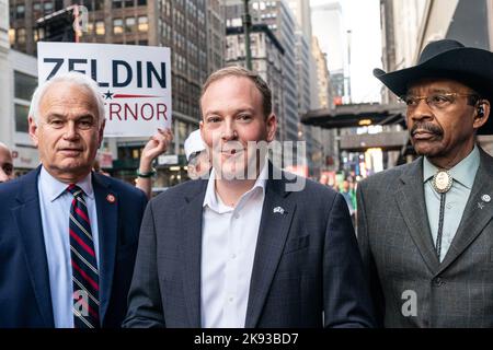 New York, New York, USA. 25. Oktober 2022. Der Kongressabgeordnete Lee Zeldin, Kandidat der Republikanischen Partei für den Gouverneur bei den Parlamentswahlen, spricht vor der U-Bahn-Fahrt zu Debatten mit der Amtsinhaberin Kathy Hochul. (Bild: © Lev Radin/Pacific Press via ZUMA Press Wire) Stockfoto