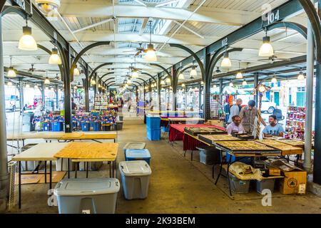 NEW ORLEANS, USA - 17. JULI 2013: Der französische Markt in der Decatur Street ist eine beliebte Touristenattraktion im New Orleans French Quarter in Ne Stockfoto