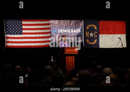 Raleigh, North Carolina, USA. 25. Oktober 2022. Der demokratische Kandidat für den US-Senat, CHERI BEASLEY, spricht während der von der North Carolina Democratic Party gesponserten Rede ''˜Get Out the Vote akustisches Ereignis' mit Sänger DAVE MATTHEWS im Ritz in Raleigh, NC, um die North Carolina Demokraten auf und ab der Wahl zu unterstützen. (Bild: © Bob Karp/ZUMA Press Wire) Stockfoto