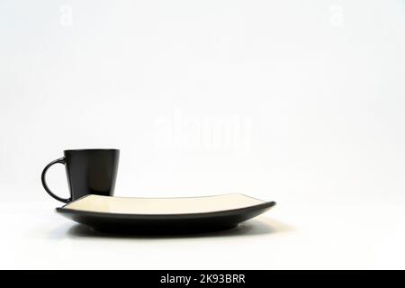 Schwarze und weiße Keramikschale isoliert auf weißem Hintergrund. mexiko Stockfoto