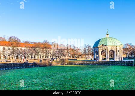 MÜNCHEN, DEUTSCHLAND - 27. DEZEMBER 2013: Nicht identifizierte Personen im Pavillon des Hofgartens, einem berühmten öffentlichen Park in München, Bayern, Deutschland. Stockfoto