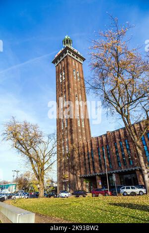 KÖLN, DEUTSCHLAND - 3. DEZEMBER 2013: Historischer alter Messeturm in Köln, Deutschland. Der Turm wurde 1922 in moderner Stahlziegelkonstruktion in der T-Anlage errichtet Stockfoto