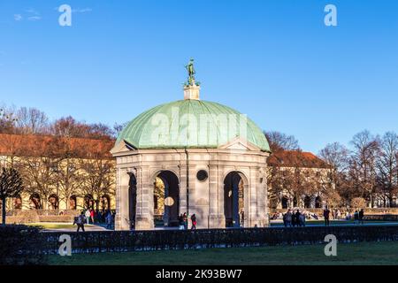 MÜNCHEN, DEUTSCHLAND - 27. DEZEMBER 2013: Nicht identifizierte Personen im Pavillon des Hofgartens, einem berühmten öffentlichen Park in München, Bayern, Deutschland. Stockfoto