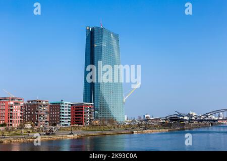 FRANKFURT, DEUTSCHLAND - 8. MÄRZ 2014: Der neue Hauptsitz der Europäischen Zentralbank wird in Frankfurt gebaut. Das 500 Millionen Euro teure Projekt Stockfoto