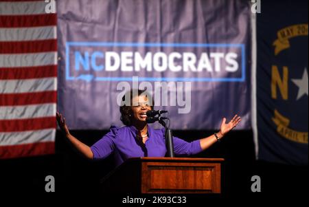 Raleigh, North Carolina, USA. 25. Oktober 2022. Der demokratische Kandidat für den US-Senat, CHERI BEASLEY, spricht während der von der North Carolina Democratic Party gesponserten Rede ''˜Get Out the Vote akustisches Ereignis' mit Sänger DAVE MATTHEWS im Ritz in Raleigh, NC, um die North Carolina Demokraten auf und ab der Wahl zu unterstützen. (Bild: © Bob Karp/ZUMA Press Wire) Stockfoto