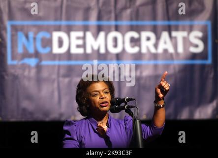 Raleigh, North Carolina, USA. 25. Oktober 2022. Der demokratische Kandidat für den US-Senat, CHERI BEASLEY, spricht während der von der North Carolina Democratic Party gesponserten Rede ''˜Get Out the Vote akustisches Ereignis' mit Sänger DAVE MATTHEWS im Ritz in Raleigh, NC, um die North Carolina Demokraten auf und ab der Wahl zu unterstützen. (Bild: © Bob Karp/ZUMA Press Wire) Stockfoto