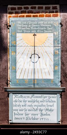 OSTERHEIDE, DEUTSCHLAND - 12. APRIL 2014: Berühmte alte Sonnenuhr an der Kirche in Osterheide, Deutschland. Eine Sonnenuhr ist ein Gerät, das die Tageszeit nach t anmeldet Stockfoto