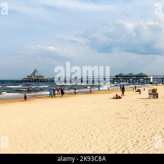 HERINGSDORF, DEUTSCHLAND - 20. APRIL 2014: Die Menschen genießen Pier und Strand von Heringsdorf, Deutschland. Die ostsee auf der Insel Usedom ist berühmt für ihre einzigartige Stockfoto