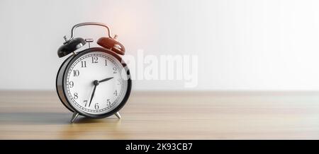 Vintage-Wecker auf Holztisch und Platz für Text kopieren. Aktivität, Alltag, Nachmittag, Training und Work-Life-Balance-Konzept Stockfoto