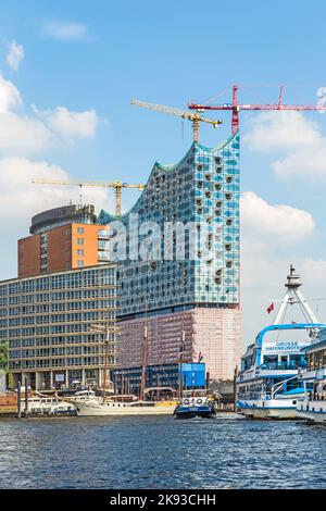 HAMBURG, DEUTSCHLAND - 17. JULI 2014: Konzertsaal Elbphilharmonie im Bau in Hamburg, Deutschland. Es wird das höchste bewohnte Gebäude von Ha sein Stockfoto