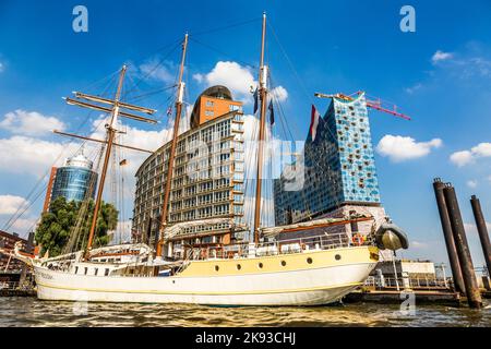 HAMBURG, DEUTSCHLAND - 17. JULI 2014: Konzertsaal Elbphilharmonie im Bau in Hamburg, Deutschland. Es wird das höchste bewohnte Gebäude von Ha sein Stockfoto