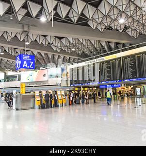 FRANKFURT, DEUTSCHLAND - 27. JULI 2014: Menschen am Flughafen am Morgen in Frankfurt, Deutschland. Im Jahr 2012 hat Frankfurt 57,5 Millionen Passagiere abgefertigt. Stockfoto