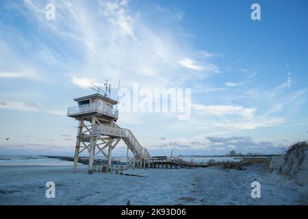 Teile der zerstörten Promenade des Ponce Inlet-Anlegers liegen neben dem Rettungsschwimmerturm nach dem Unwettern Ian. Stockfoto