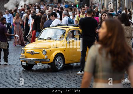 Rom, Italien. 16. September 2022. Gelber Fiat 500, Trevi-Brunnen (Bild: © Mark Avery/ZUMA Press Wire) Stockfoto