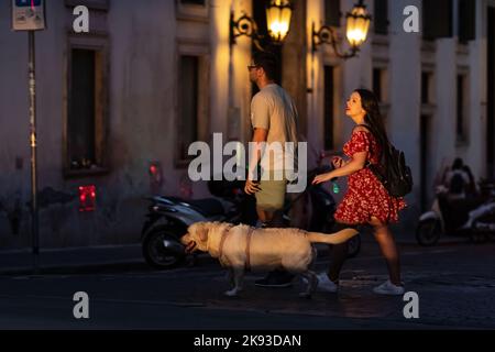 Rom, Italien. 16. September 2022. Spaziergang mit dem Hund, Via della Panetaria. (Bild: © Mark Avery/ZUMA Press Wire) Stockfoto