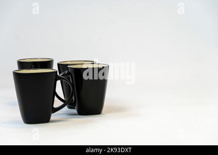 Schwarze und weiße Keramikschale isoliert auf weißem Hintergrund. mexiko Stockfoto