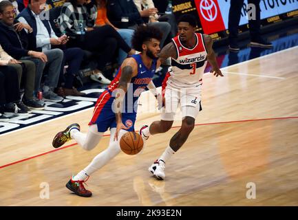 Washington, USA. 25. Oktober 2022. WASHINGTON, DC - 25. OKTOBER: Detroit setzt sich vorwärts Isaiah Livers (12) drängt während eines NBA-Spiels zwischen den Washington Wizards und den Detroit Pistons am 25. Oktober 2022 in der Capital One Arena in Washington, DC, an der Wache der Washington Wizards (3) vorbei. (Foto von Tony Quinn/SipaUSA) Quelle: SIPA USA/Alamy Live News Stockfoto
