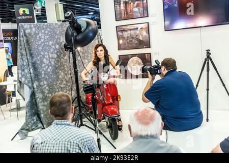 PHOTOKINA, KÖLN - 19. SEPTEMBER 2014: Auf der Photokina - World of Imaging - in Köln, Deutschland, sehen die Menschen die Demonstration von Taschenlampengeräten Stockfoto